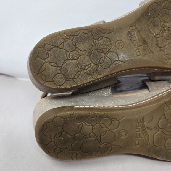 Dansko Angela Womens Sandel Sz 9.5-10 Sand Metallic Leather Comfort Wedge Adj. - Picture 8 of 13